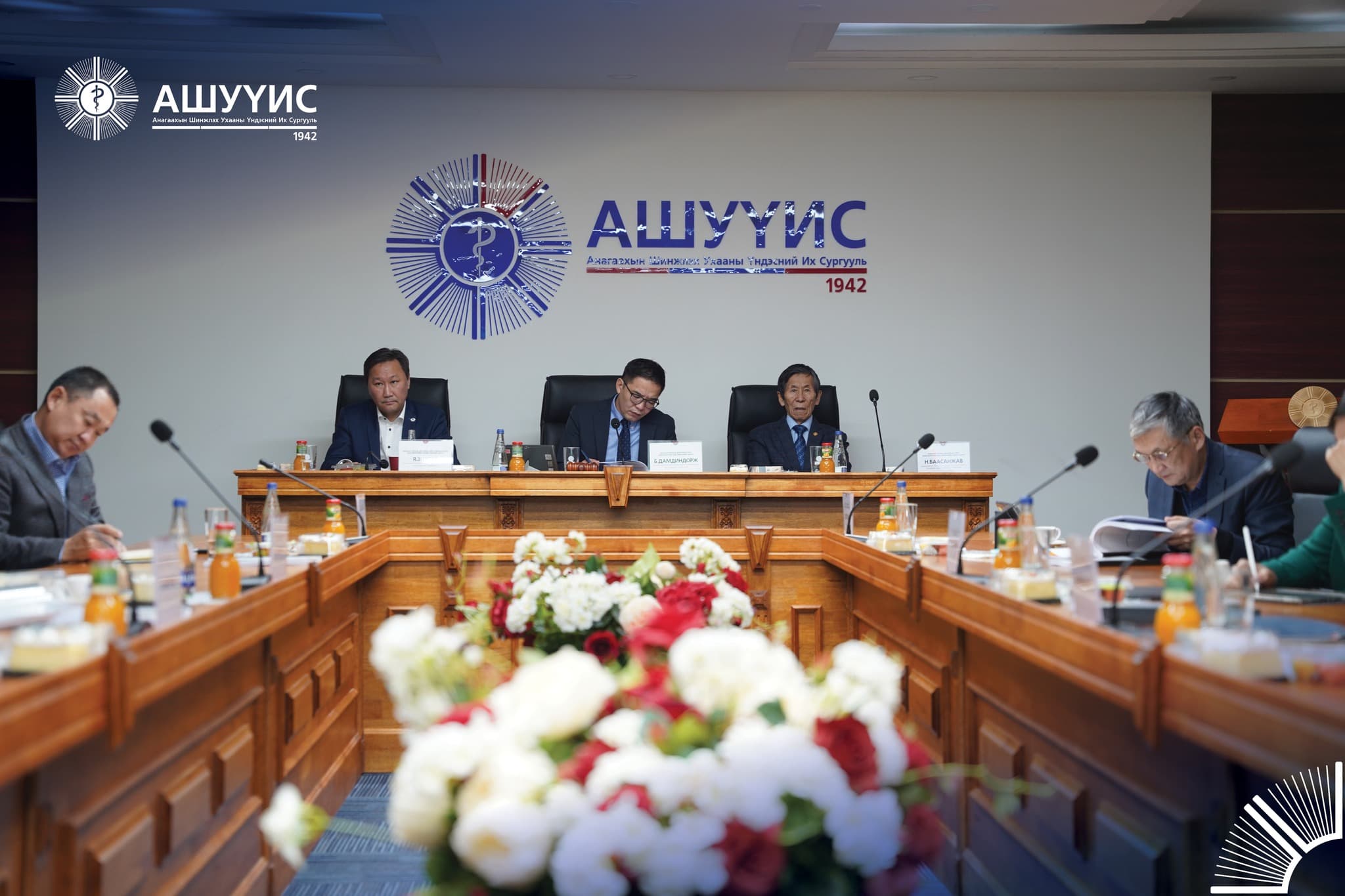 АНАГААХ УХААНЫ ДОКТОРЫН ЗЭРЭГ ХАМГААЛУУЛАХ ЗӨВЛӨЛИЙН ХУРАЛДААН БОЛЛОО