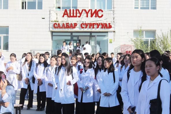 АШУҮИС-ийн Дорноговь аймаг дахь салбар Анагаах Ухааны Сургуулийн 2025-2026 оны хичээлийн шинэ жилийн нээлтийн үйл ажиллагаа зохион байгуулагдлаа