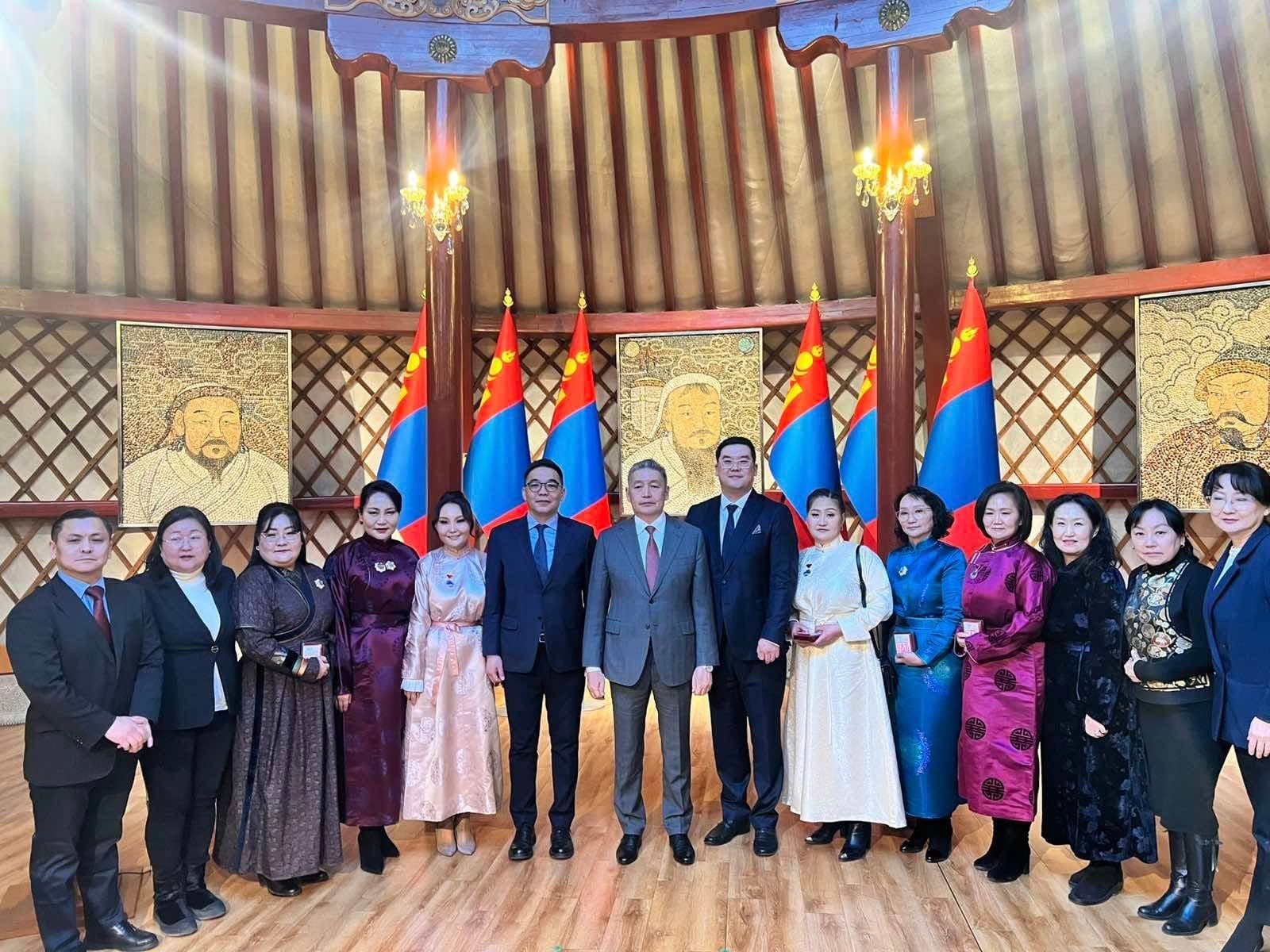 ТӨРИЙН ДЭЭД ОДОН, МЕДАЛЬ, САЛБАРЫН ТЭРГҮҮНЭЭР ШАГНАГДСАН ЭМЧ, СУВИЛАГЧ, АЖИЛТНУУДДАА БАЯР ХҮРГЭЖ АМЖИЛТ ХҮСЬЕ!