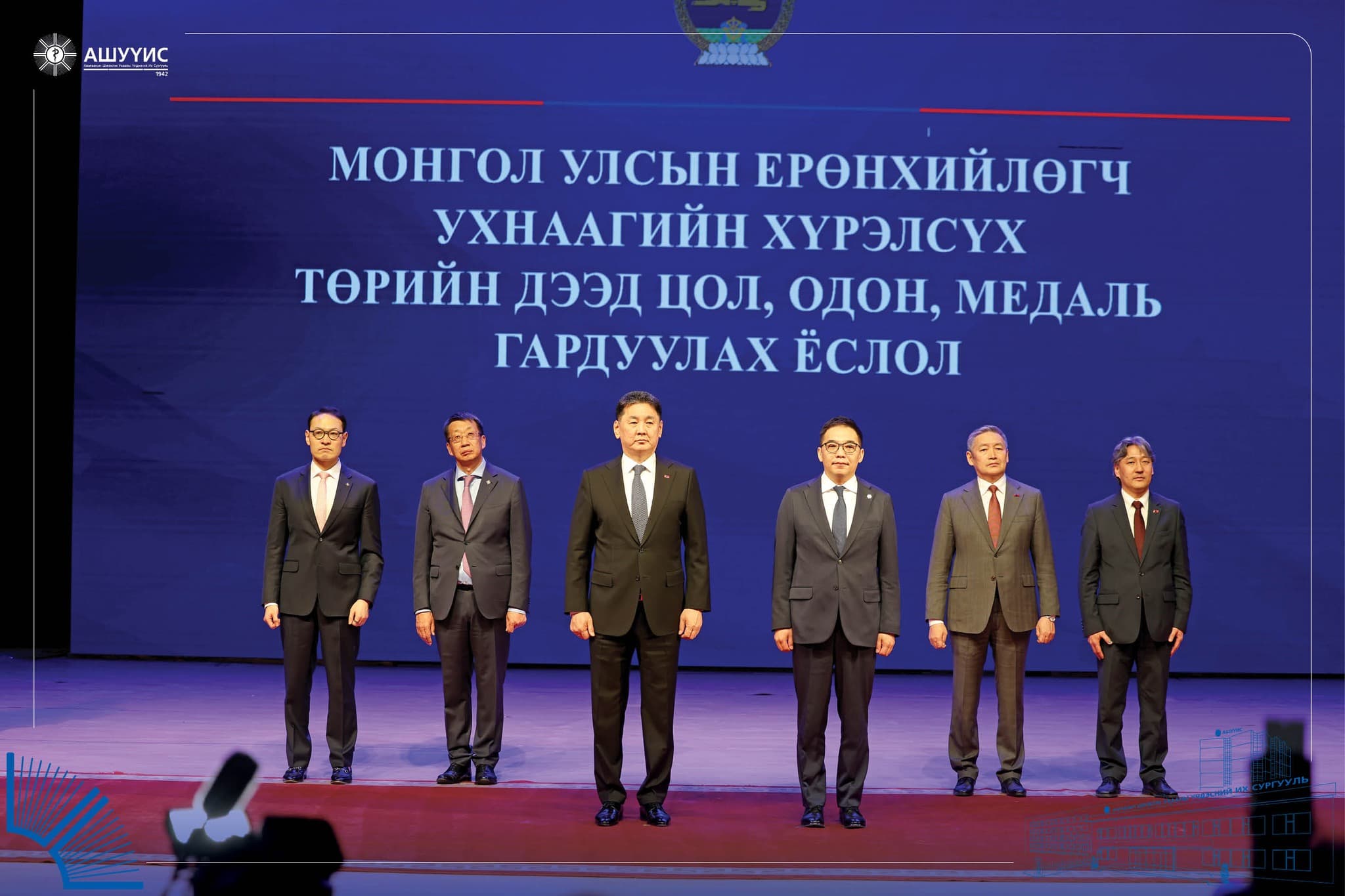 ТӨРИЙН ОДОН МЕДАЛИАР ШАГНАГДСАН ЭРХЭМ БАГШ, ЭМЧ, АЖИЛТНУУДДАА БАЯР ХҮРГЭЖ АМЖИЛТ ХҮСЬЕ!