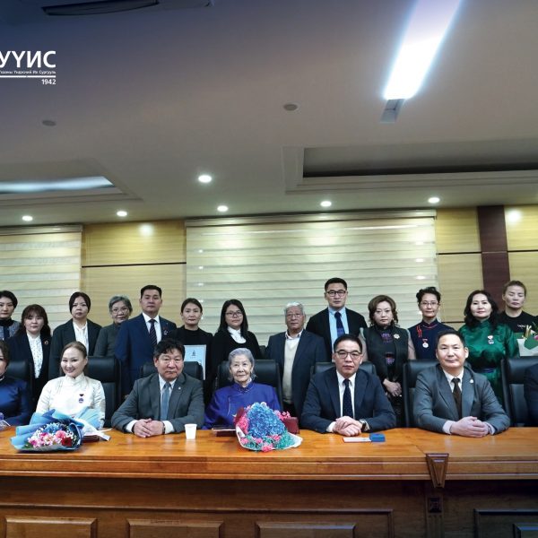 ШИНЭ ОНЫ БОСГОН ДЭЭР ТӨРИЙН ДЭЭД ОДОН МЕДАЛЬ, ЦОЛ ТЭМДЭГ, САЛБАРЫН ТЭРГҮҮН, ЖУУХ БИЧГЭЭР ШАГНАГДСАН ЭРХЭМ БАГШ, АЖИЛТНУУДДАА БАЯР ХҮРГЭЕ