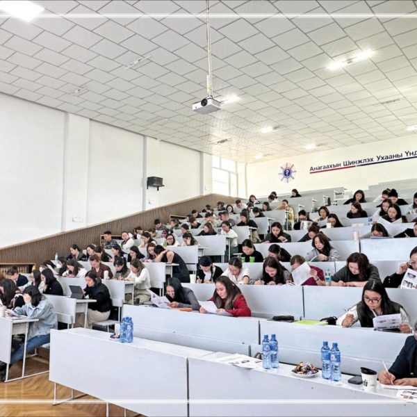 АШУҮИС-ИЙН ЗОЧИН ПРОФЕССОР, МЕЙКА ИХ СУРГУУЛИЙН НҮҮР АМНЫ ГАЖИГ ЗАСЛЫН ТЭНХИМИЙН ПРОФЕССОР НАОТО СУДА СУРГАЛТ ЗОХИОН БАЙГУУЛЛАА