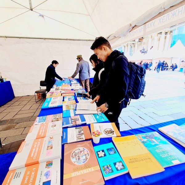 АШУҮИС-ИЙН ЭМШУТНОМЫН САН 37 ДАХ УДААГИЙН НОМЫН БАЯРТ ОРОЛЦОЖ БАЙНА.