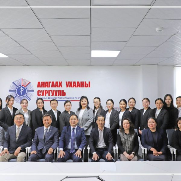 “АНАГААХ УХААН” БАКАЛАВР-МАГИСТРЫН НЭГДМЭЛ АГУУЛГАТАЙ ХӨТӨЛБӨР-ИЙН АНХНЫ ТӨГСӨГЧДИЙГ АШУҮИС-ИЙН РЕКТОР ХҮЛЭЭН АВЧ УУЛЗЛАА