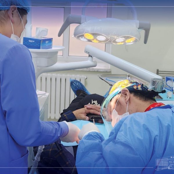 Архангай аймаг дахь АШУҮИС-ийн эмнэлгийн “Нүүр ам судлалын тасаг” үүд хаалгаа нээж байгаатай холбогдуулан “Эрүүл шүд, Эрүүл ирээдүй ” нээлттэй өдөрлөгийг зохион байгуулж бөгөөд ард иргэдэд үнэ төлбөргүй үзлэг, эмчилгээ, оношилгоог амжилттай хийлээ.