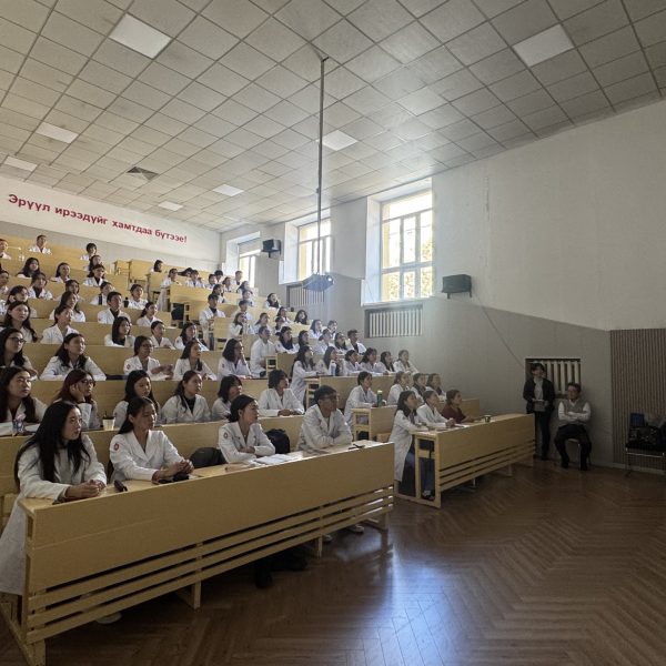 Япон улсын Кобэ хотын “Надешико” шүдний эмнэлгийн эмч, АШУҮИС-ийн зочин профессор Курода Казухиро НАСС-ийн Нүүр амны эрүүл ахуй болон НЭМС-ийн нийгмийн эрүүл мэнд судлалч ангийн оюутнуудад “Эргэх холбоо-VI” уулзалтын хүрээнд хүндэтгэлийн лекц уншлаа