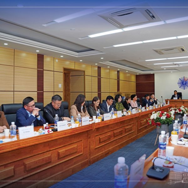 ЭРДМИЙН ЦОЛ ХҮРТСЭН ЭРДЭМТЭН БАГШ, ЭМЧ, СУДЛААЧ НАРТАА БАЯР ХҮРГЭЕ