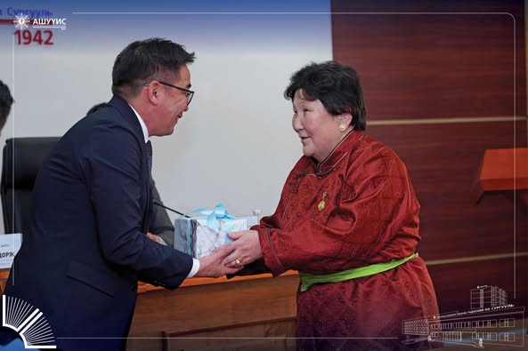 “Монголын Анагаахын Мэргэд” цуврал номын “XXXIX” боть “Нүүр ам судлалын эрдэмтэн, Гавьяат эмч, доктор, профессор ЦЭНД-АЮУШИЙН НОРОВПИЛ” номын нээлт боллоо