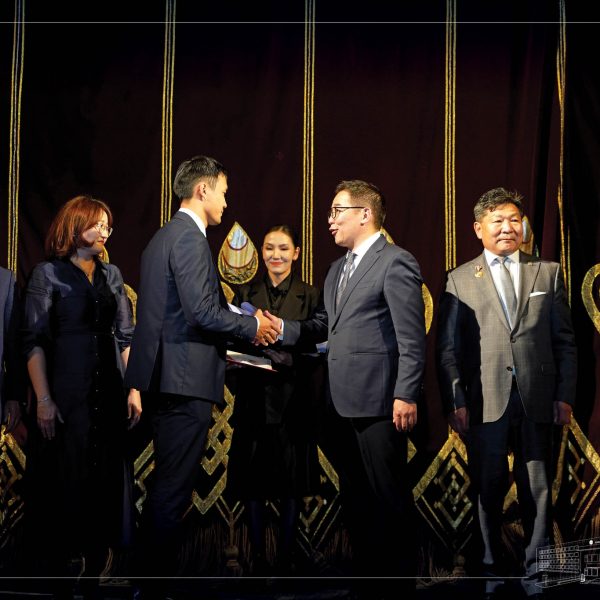 АШУҮИС-ИЙН НИЙТ ЭРДЭМТЭН, БАГШ НАРТАА МОНГОЛЫН БАГШ НАРЫН БАЯРЫН МЭНДИЙГ ХҮРГЭЖ, БОЛОВСРОЛ, ШИНЖЛЭХ УХААНЫ ҮЙЛСТ ҮНЭТЭЙ ХУВЬ НЭМЭР ОРУУЛЖ БУЙ ТА БҮХЭНДЭЭ ГҮН ТАЛАРХАЛ ИЛЭРХИЙЛЬЕ