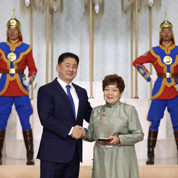 АНАГААХЫН ШИНЖЛЭХ УХААНЫ ҮНДЭСНИЙ ИХ СУРГУУЛИЙН ХҮНДЭТ ПРОФЕССОР ОРГОЙН СЭРГЭЛЭН БАГШДАА “МОНГОЛ УЛСЫН АРДЫН ЭМЧ” ЦОЛ ХҮРТСЭНД БАЯР ХҮРГЭЖ, СОЁН ГЭГЭЭРҮҮЛЭХ, СУРГАН ХҮМҮҮЖҮҮЛЭХ, ЭМЧЛЭН ЭДГЭЭХ ИХ ҮЙЛСЭД ТАНЬ ӨНДӨР АМЖИЛТ ХҮСЬЕ