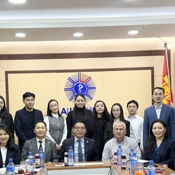 АНУ-ЫН ЭРҮҮЛ МЭНДИЙН ҮНДЭСНИЙ ХҮРЭЭЛЭНГИЙН (NIH) ДЭМЖЛЭГТЭЙ “МОНГОЛЫН ХҮРЭЭЛЭН БУЙ ОРЧИН, ХӨДӨЛМӨРИЙН ЭРҮҮЛ МЭНДИЙН ТӨВ“ ТӨСЛИЙН ТАЙЛАНГИЙН ХУРАЛ ХИЙЖ, ШИНЭ СУДЛААЧИДТАЙ ГЭРЭЭ БАЙГУУЛЛАА