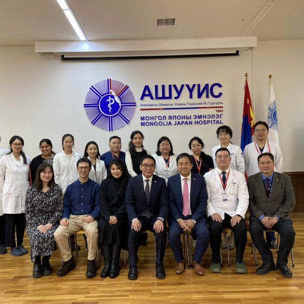 АШУҮИС-ИЙН МОНГОЛ-ЯПОНЫ ЭМНЭЛЭГТ НҮДНИЙ ДАРАЛТ БУУРУУЛАХ СҮҮЛИЙН ҮЕИЙН ЛАЗЕР ТЕХНОЛОГИ НЭВТЭРЛЭЭ