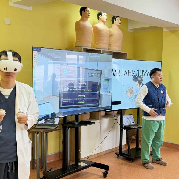 АШУҮИС-ИЙН АНАГААХ УХААНЫ СУРГУУЛЬ “ВИРТУАЛ ОРЧИНД ЭМНЭЛЗҮЙН ТОХИОЛДОЛ ШИЙДВЭРЛЭХ НЬ” СЭДЭВТ НЭЭЛТТЭЙ ХИЧЭЭЛ ЗОХИОН БАЙГУУЛЖ, СУРГАЛТЫН ШИНЭ ТЕХНОЛОГИ НЭВТРҮҮЛЛЭЭ.