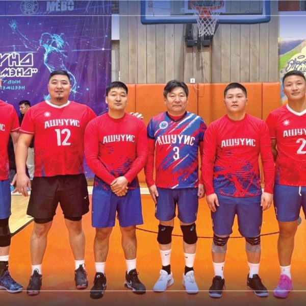 “НЭН ТЭРГҮҮНД НИЙГМИЙН ЭРҮҮЛ МЭНД” уриатай Эрүүл мэндийн байгууллагуудын дунд зохион байгуулагдсан Сагсан бөмбөг, Волейболын тэмцээнд Д.Цэрэндагва ахлагчтай волейболын эрэгтэй баг “АЛТАН МЕДАЛЬ”, Эмэгтэй сагсан бөмбөгийн төрөлд П.Мөнхзул ахлагчтай баг “Мөнгөн медаль” хүртлээ. Волейболын эрэгтэй шилдэг тоглогчоор АШУҮИС-ийн Сувилахуйн сургуулийн багш Б.Сүхбат шалгарлаа.