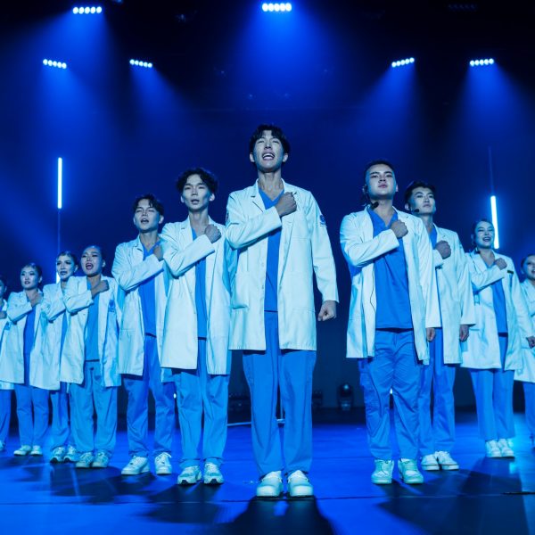 АШУҮИС-ийн CODE BLUE баг ДЭВЖЭЭ-н дээр эмч хүний эрхэм тангарагаа магтан дуулж шүүгчдээс нийт 26 оноо авч гараагаа маш амжилттай эхлүүллээ