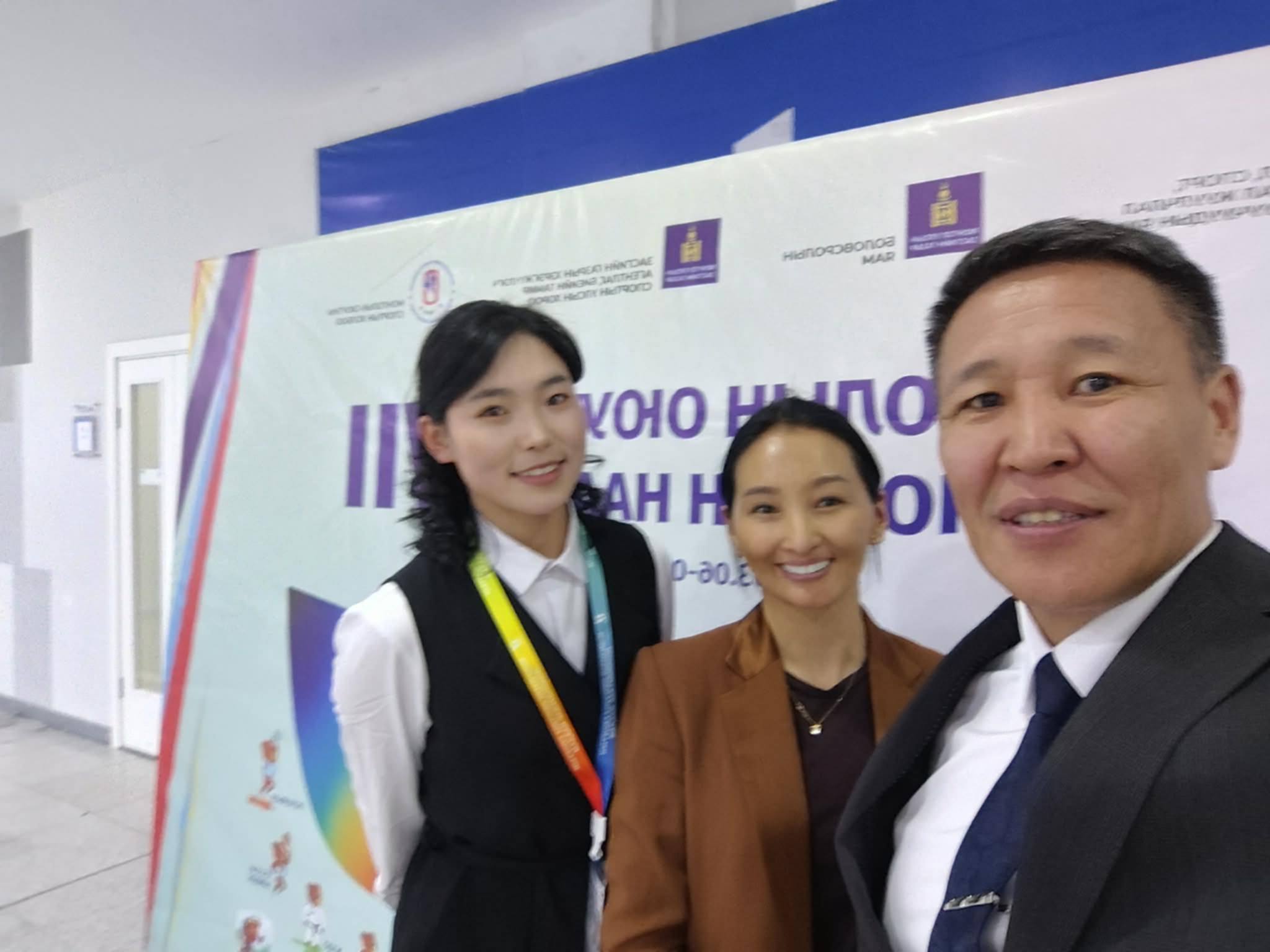 МОНГОЛЫН ИХ ДЭЭД СУРГУУЛИУДЫН ДУНД ЗОХИОГДОЖ БУЙ ОЮУТНЫ СПОРТЫН VII ИХ НААДМЫН ХҮРЭЭНД “ОЮУТНЫ БИЕИЙН ТАМИРЫН БОЛОВСРОЛ, СПОРТЫН ХӨГЖИЛ-2026” эрдэм шинжилгээний хуралд АШУҮИС-ийн МАУОУС-ийн Уламжлалт анагаахын засалч мэргэжлийн 3-р дамжааны оюутан Э. Лхамоосүрүн “Сагсан бөмбөгөөр хичээллэгчдийн дундах өвдөгний гэмтэл түүний тархалт шалтгаан” сэдэвт бүтээлээр илтгэл хэлэлцүүлэн 3-р байранд орж хүрэл медаль хүртлээ