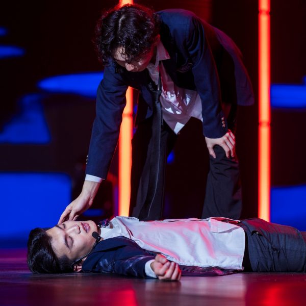 Анагаахын Шинжлэх Ухааны Үндэсний Их Сургууль -ийн CODE BLUE баг хар тамхины хор хөнөөлийг өсвөр насны хүүхдүүдийн төлөөллөөр дамжуулан үзүүлж шүүгчдээс нийт 24 ОНОО авч нийт 50 оноотойгоор #ДЭВЖЭЭ уралдаант нэвтрүүлгийг үргэлжлүүлж байна