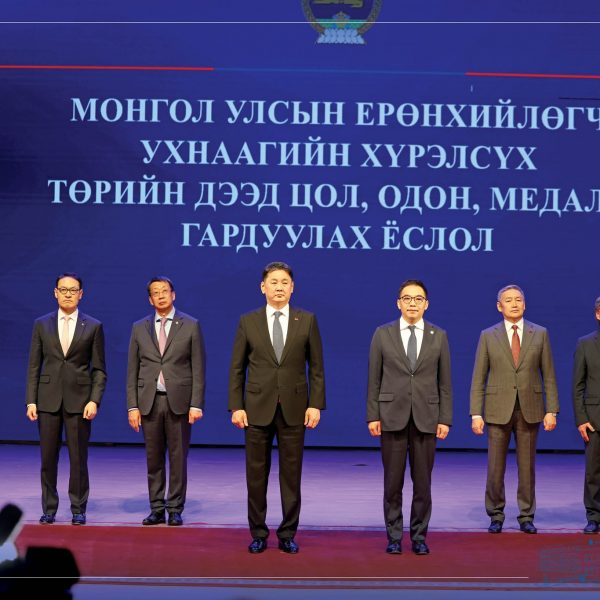 ТӨРИЙН ОДОН МЕДАЛИАР ШАГНАГДСАН ЭРХЭМ БАГШ, ЭМЧ, АЖИЛТНУУДДАА БАЯР ХҮРГЭЖ АМЖИЛТ ХҮСЬЕ!
